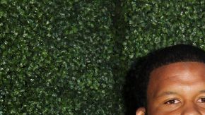 Eric Dickerson (der.), una gloria de los Rams y la NFL, posa junto a Aaron Donald, actual liniero defensivo del equipo.