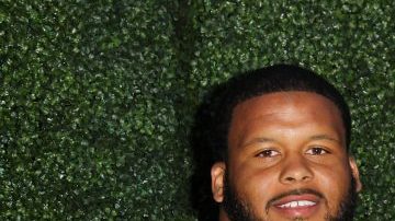 Eric Dickerson (der.), una gloria de los Rams y la NFL, posa junto a Aaron Donald, actual liniero defensivo del equipo.