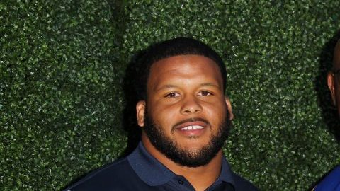Eric Dickerson (der.), una gloria de los Rams y la NFL, posa junto a Aaron Donald, actual liniero defensivo del equipo.