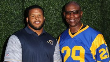 Eric Dickerson (der.), una gloria de los Rams y la NFL, posa junto a Aaron Donald, actual liniero defensivo del equipo.
