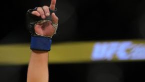 El peleador californiano Kelvin Gastelum celebra luego de su pelea contra Johny Hendricks en el UFC 200 el 9 de julio.