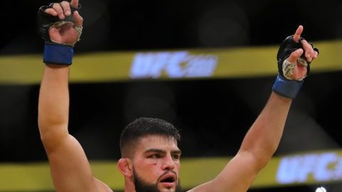 El peleador californiano Kelvin Gastelum celebra luego de su pelea contra Johny Hendricks en el UFC 200 el 9 de julio.
