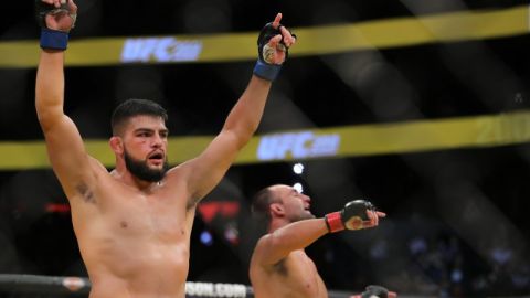 El peleador californiano Kelvin Gastelum celebra luego de su pelea contra Johny Hendricks en el UFC 200 el 9 de julio.