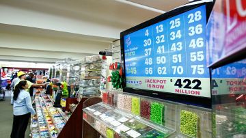 Varias personas compran boletos de lotería en una tienda en Penn Station en Nueva York.
