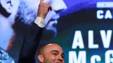 Dana White junto a Conor McGregor y Eddie Alvarez.