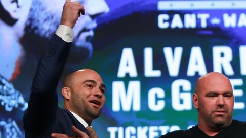 Dana White junto a Conor McGregor y Eddie Alvarez.