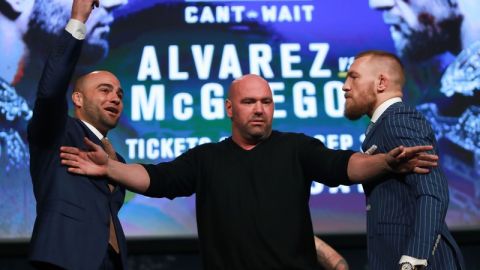 Dana White junto a Conor McGregor y Eddie Alvarez.