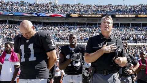 El pateador Sebastian Janikowski (11), el entrenador en jefe jack Del Rio (centro) y el quarterback Derek Carr (4), figuras de los Raiders.