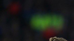 Andrés Guardado y sus compañeros del PSV reclamaron al árbitro su rigorista marcación.