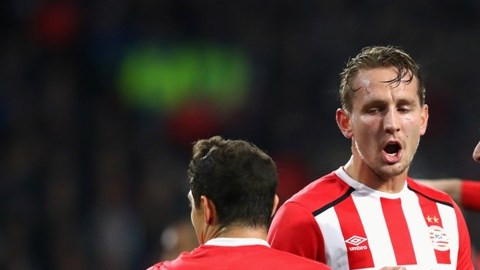 Andrés Guardado y sus compañeros del PSV reclamaron al árbitro su rigorista marcación.