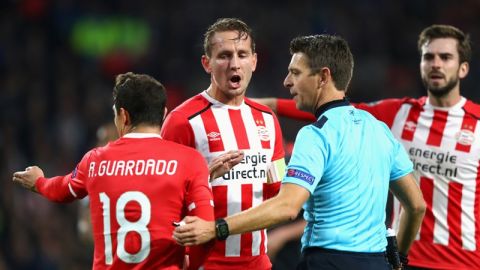 Andrés Guardado y sus compañeros del PSV reclamaron al árbitro su rigorista marcación.