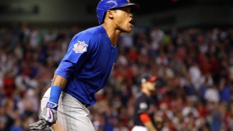 Addison Russell reacciona tras conectar un jonrón con las bases llenas en la tercera entrada, el batazo más importante del sexto juego de la Serie Mundial, ganado por Chicago por paliza.