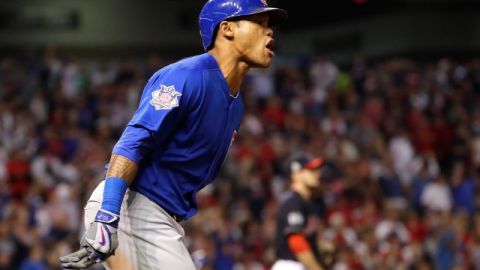 Addison Russell reacciona tras conectar un jonrón con las bases llenas en la tercera entrada, el batazo más importante del sexto juego de la Serie Mundial, ganado por Chicago por paliza.