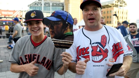 Bartman estuvo presente en Progressive Field, aunque sólo en curiosos souvenirs 'anti-Cachorros'.