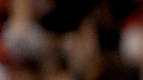 Rajai Davis, de los Indios, da vuelta al cuadro tras empatar el juego 6-6 en la octava entrada.