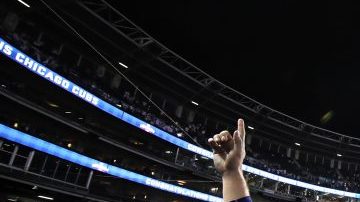 Jason Heyward (der.), aquí levantando a David Ross tras el juego del miércoles (su último en Grandes Ligas), hizo una contribución invaluable para la coronación de Chicago.