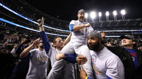 Jason Heyward (der.), aquí levantando a David Ross tras el juego del miércoles (su último en Grandes Ligas), hizo una contribución invaluable para la coronación de Chicago.