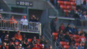 Cole Beasley celebra una recepción de touchdown durante el triunfo de los Cowboys en Cleveland.