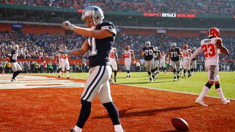 Cole Beasley celebra una recepción de touchdown durante el triunfo de los Cowboys en Cleveland.