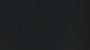 Thomas Davis, linebacker de Carolina, se eleva de manera espectacular para interceptar un pase contra los Rams el domingo en el Memorial Coliseum.