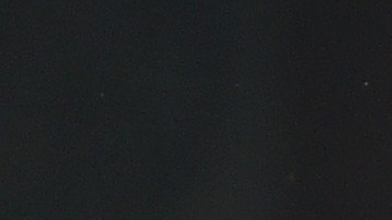 Thomas Davis, linebacker de Carolina, se eleva de manera espectacular para interceptar un pase contra los Rams el domingo en el Memorial Coliseum.