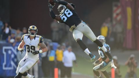 Thomas Davis, linebacker de Carolina, se eleva de manera espectacular para interceptar un pase contra los Rams el domingo en el Memorial Coliseum.