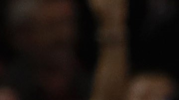 Stephen Curry reacciona luego de lograr su triple No. 13 del partido del lunes contra los Pelicans, para hacer historia otra vez.