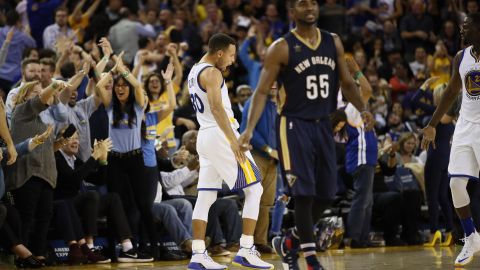 Stephen Curry reacciona luego de lograr su triple No. 13 del partido del lunes contra los Pelicans, para hacer historia otra vez.