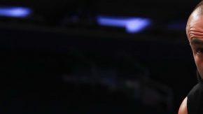 El campeón de peso ligero del UFC, Eddie Álvarez, se ajusta los zapatos antes de un entrenamiento público en el Madison Square Garden, donde el 12 de noviembre peleará contra Conor McGregor.