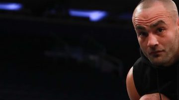 El campeón de peso ligero del UFC, Eddie Álvarez, se ajusta los zapatos antes de un entrenamiento público en el Madison Square Garden, donde el 12 de noviembre peleará contra Conor McGregor.