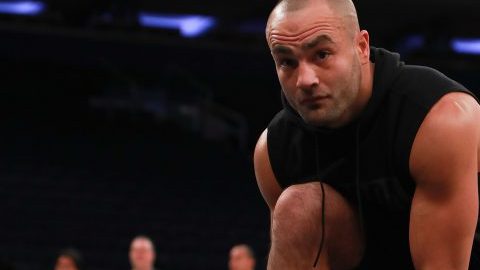 El campeón de peso ligero del UFC, Eddie Álvarez, se ajusta los zapatos antes de un entrenamiento público en el Madison Square Garden, donde el 12 de noviembre peleará contra Conor McGregor.