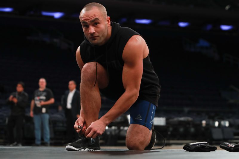 El campeón de peso ligero del UFC, Eddie Álvarez, se ajusta los zapatos antes de un entrenamiento público en el Madison Square Garden, donde el 12 de noviembre peleará contra Conor McGregor.
