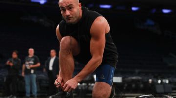 El campeón de peso ligero del UFC, Eddie Álvarez, se ajusta los zapatos antes de un entrenamiento público en el Madison Square Garden, donde el 12 de noviembre peleará contra Conor McGregor.