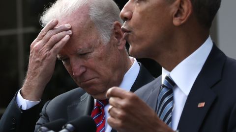 El expresidente Obama ayuda al presidente Biden a recaudar fondos para su campaña en Los Ángeles.