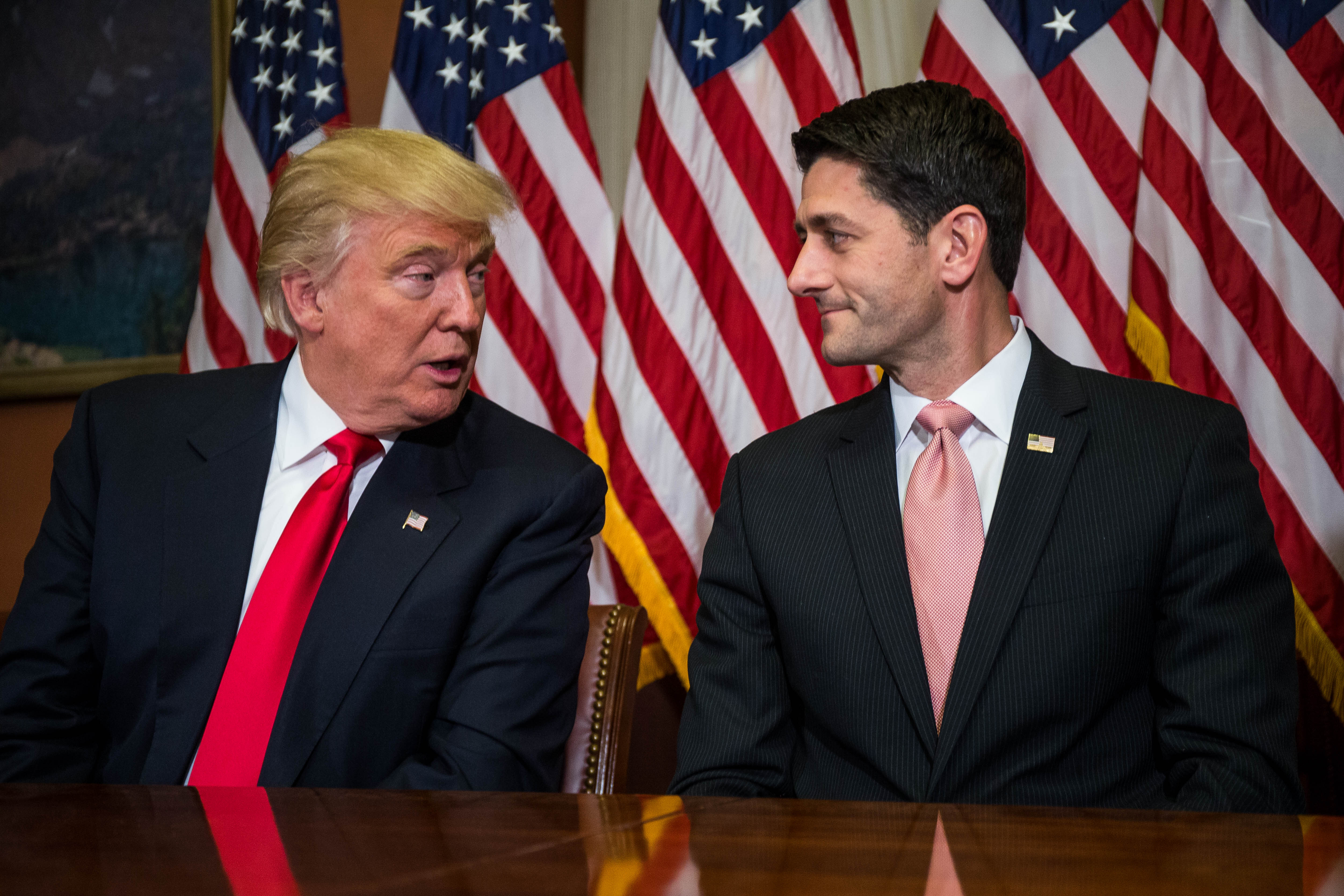 Donald Trump y el presidente de la Cámara de Representantes Paul Ryan están de acuerdo en eliminar Obamacare. 