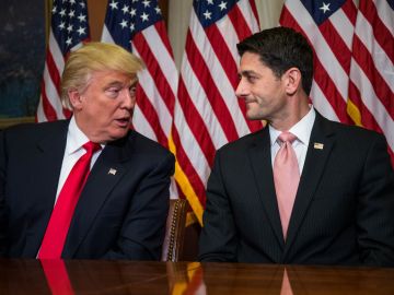Donald Trump y el presidente de la Cámara de Representantes Paul Ryan están de acuerdo en eliminar Obamacare.