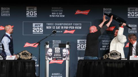 Dana White detiene a Conor McGregor de lanzar la silla a Alvarez.