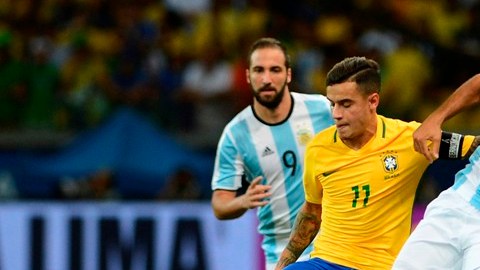 Philippe Coutinho dejó viendo visiones a la defensa albiceleste.
