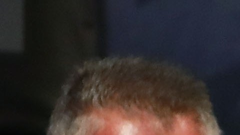 Alvarez y McGregor se encaran tras la ceremonia de pesaje previo a su combate esta noche.