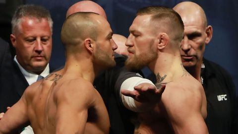 Alvarez y McGregor se encaran tras la ceremonia de pesaje previo a su combate esta noche.