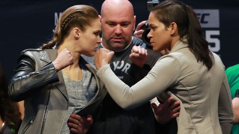 Esta es la primera aparición de Rousey desde hace justamente un año, cuando fue despojada de su título y su autoestima tras perder con Holly Holm.