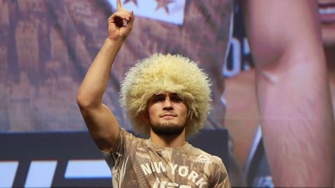 Khabib esta aislado en Rusia y no puede salir del país por el cierre de fronteras a causa del coronavirus.