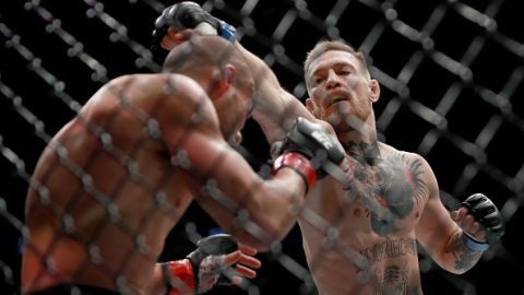 Lo lógico sería que McGregor defendiera por primera vez la correa de 145 que ha tenido durante el 2016.