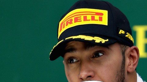 Lewis Hamilton se impuso en Interlagos en una carrera muy difícil.