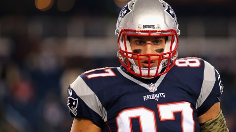 Gronkowski sufrió un fuerte choque con Earl Thomas.