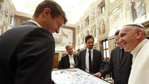 El equipo le regaló una camiseta autografiada al papa Francisco.