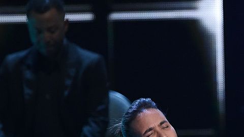 Prince Royce y Gerardo Ortiz deleitaron a los asistentes con el tema "Moneda".