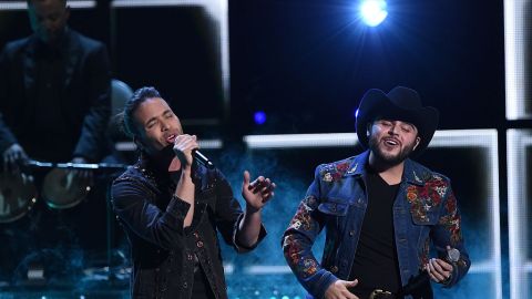 Prince Royce y Gerardo Ortiz deleitaron a los asistentes con el tema "Moneda".