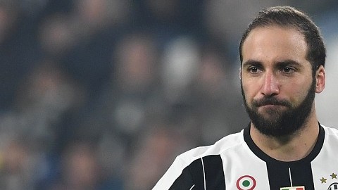 Gonzalo Higuaín vive horas bajas en lo profesional y lo personal.