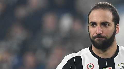 Gonzalo Higuaín vive horas bajas en lo profesional y lo personal.